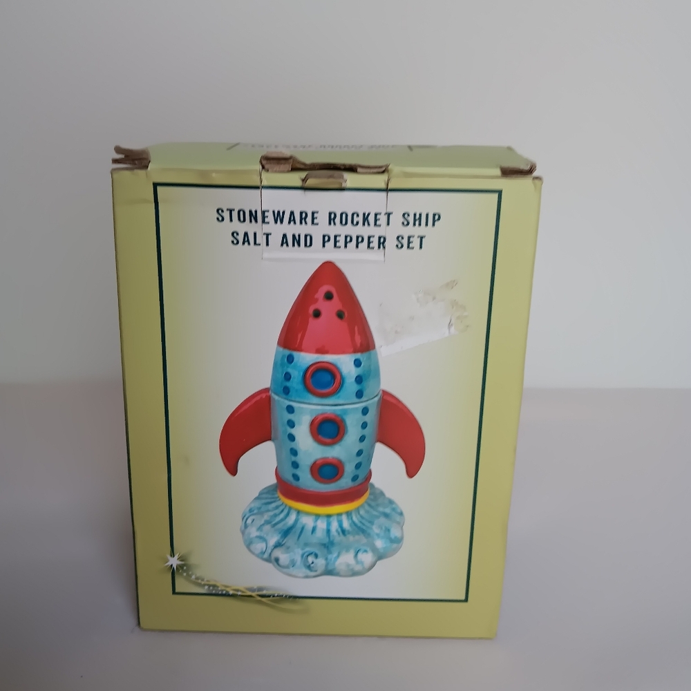 Cracker Barrel Rocket Ship Salt & Pepper Set Boxed NOST - Picture 8 of 9